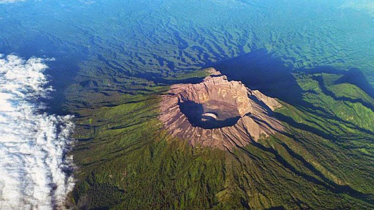 Keindahan Gunung Raung yang sering Erupsi