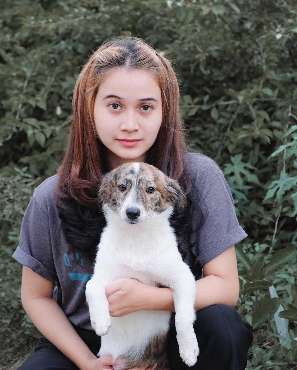 Heboh! Perempuan Cantik Asal Tangerang Tolong Hewan Galak