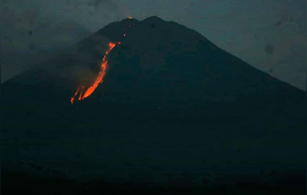 Gunung Semeru Keluarkan Lava Pijar, Bagaimana Kondisi Pendaki?