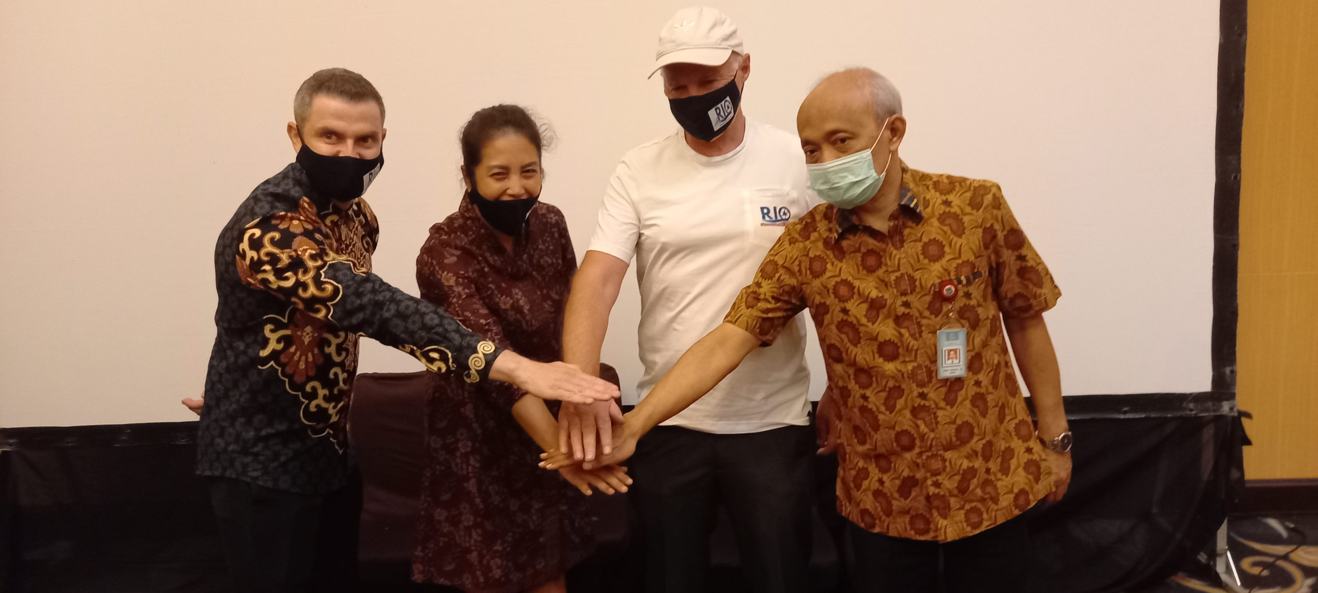 Perusahaan Asing Bantu Relawan Indonesia Keruk Sampah di Pulau Burung