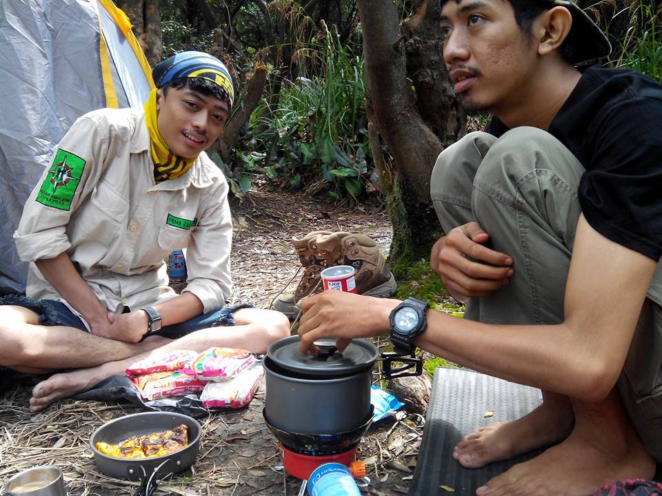 Cara memasak di Gunung dengan Peralatan Sederhana