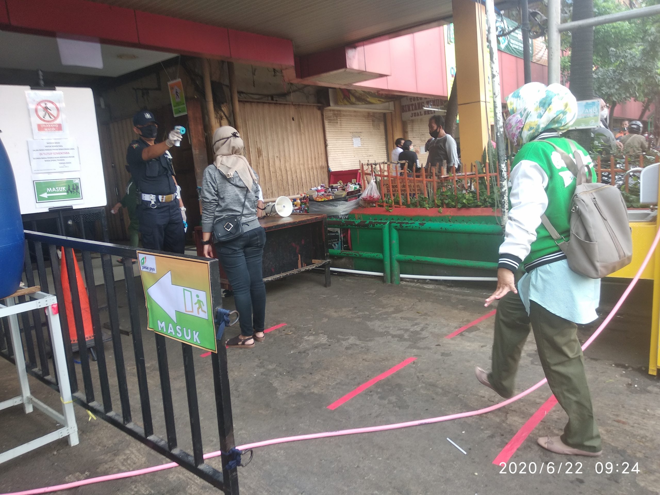 Hari Kedua Dibuka, Protap Pasar Kebayoran Lama Diperketat
