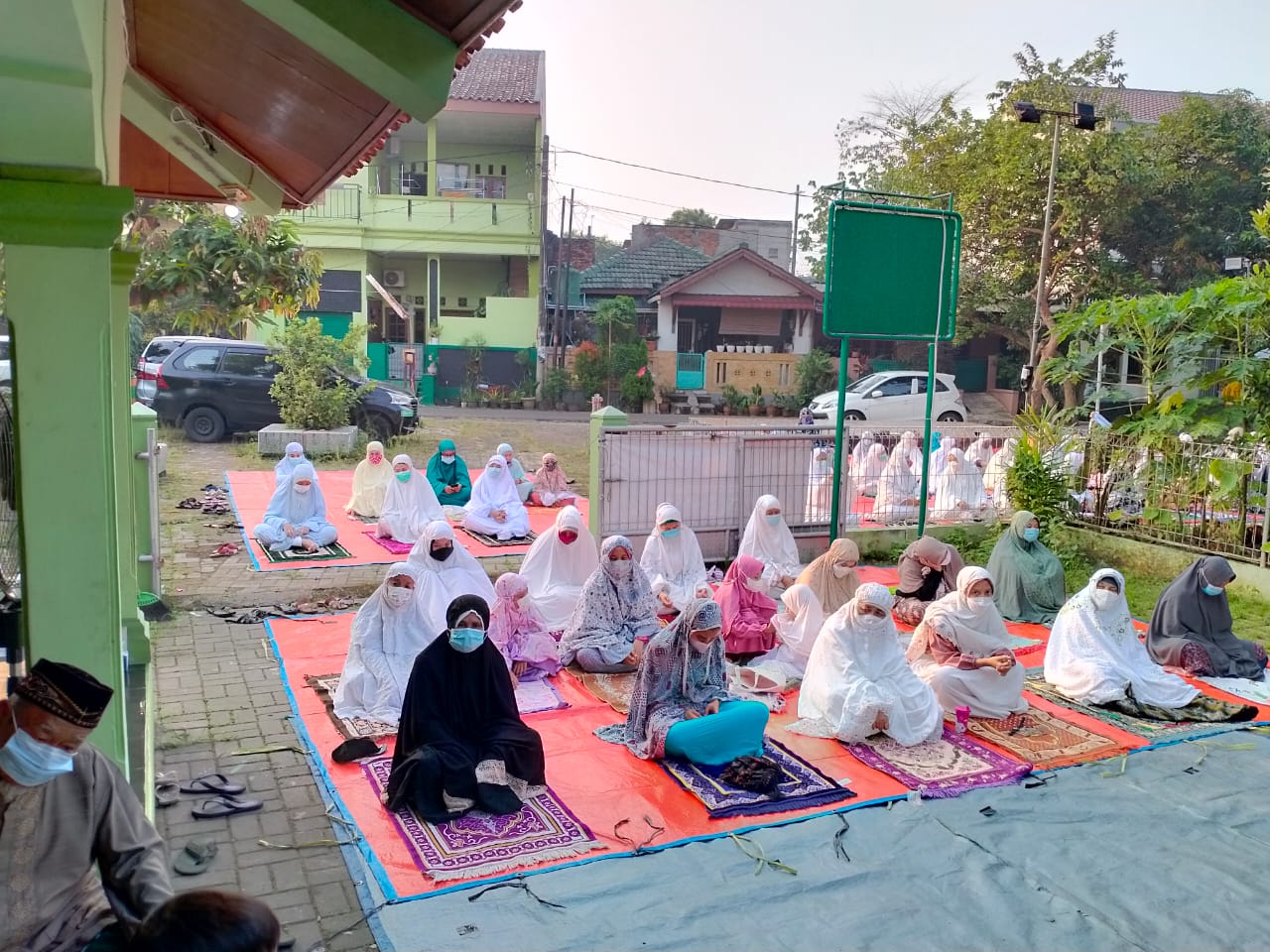 Jamaah Musolah At-Taqwa Jaga Jarak, Saf Meluas
