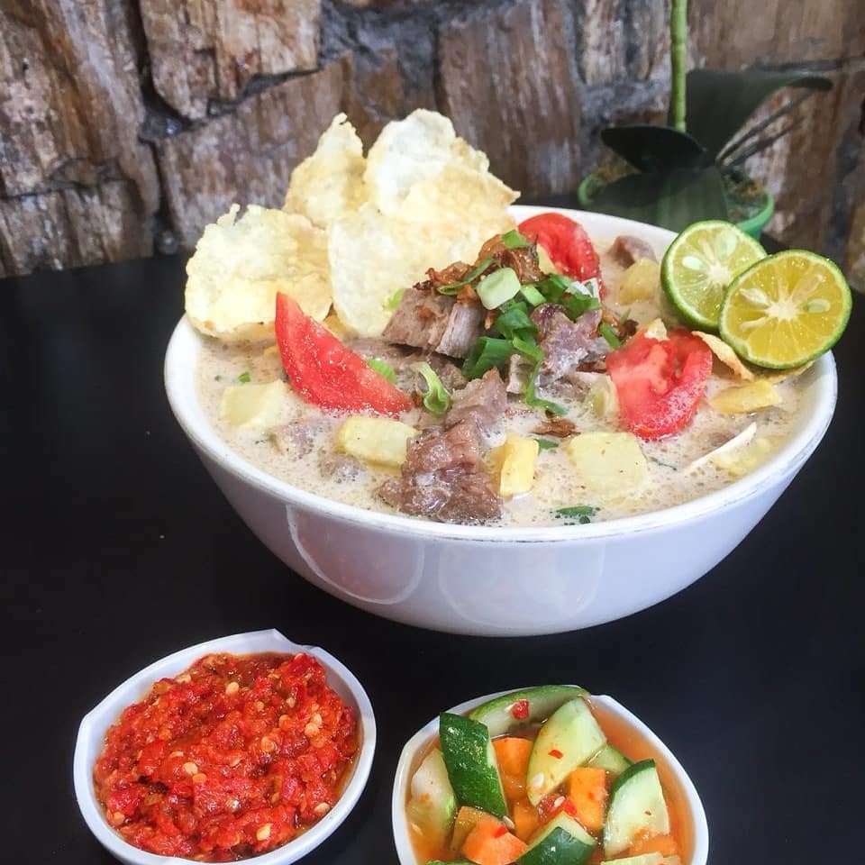 Menikmati Kelembutan Sop Iga dan Kelezatan Pecak Bandeng di Dapoer Emak Eti