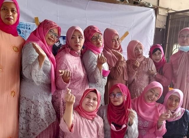 Emak-emak Adakan Syukuran dan Nobar Saat Lamaran Lesti dan Rizky Billiar