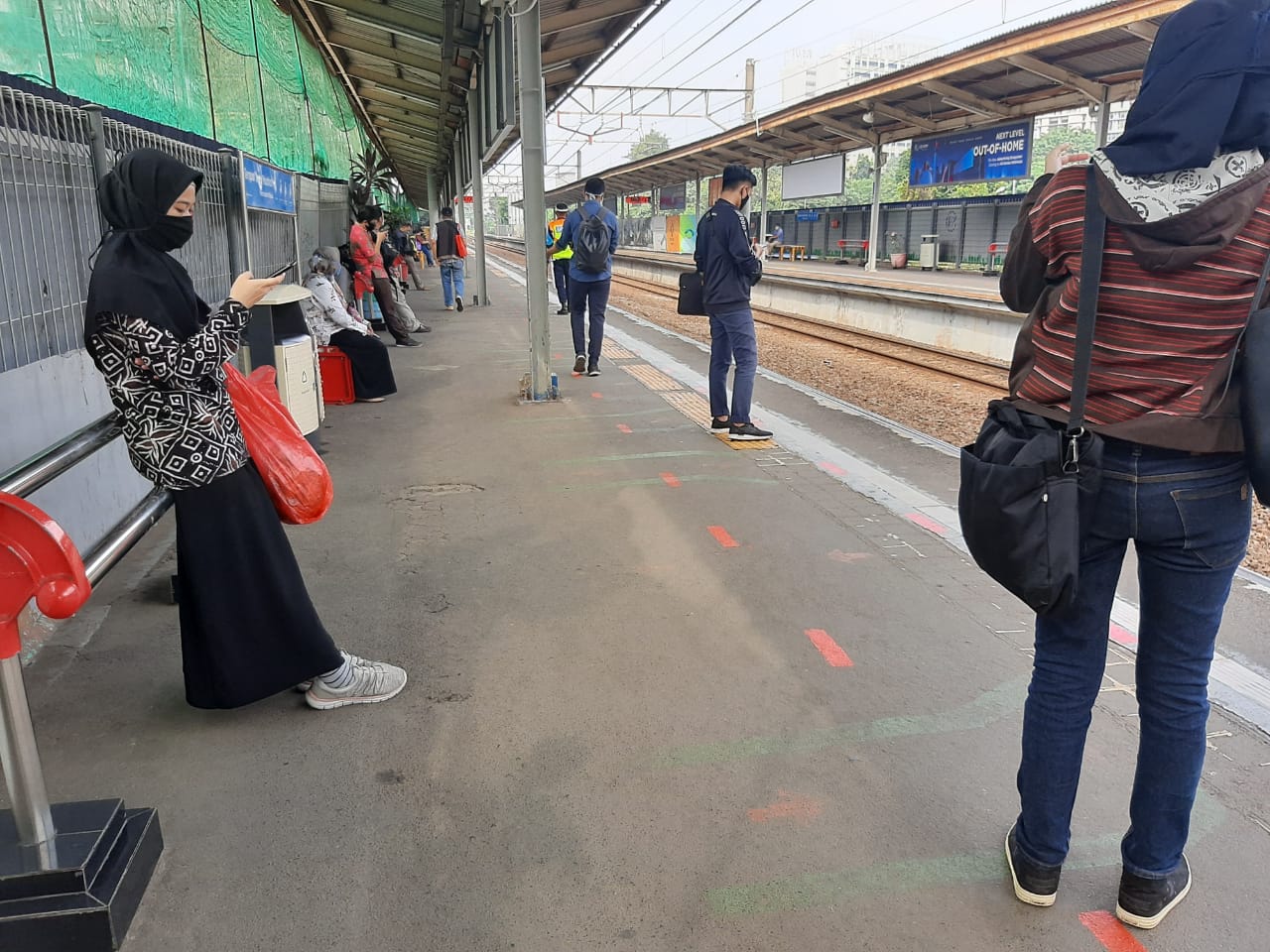 Stasiun Pondok Cina Tak Ramai, Penumpang Patuhi Protokol Kesehatan