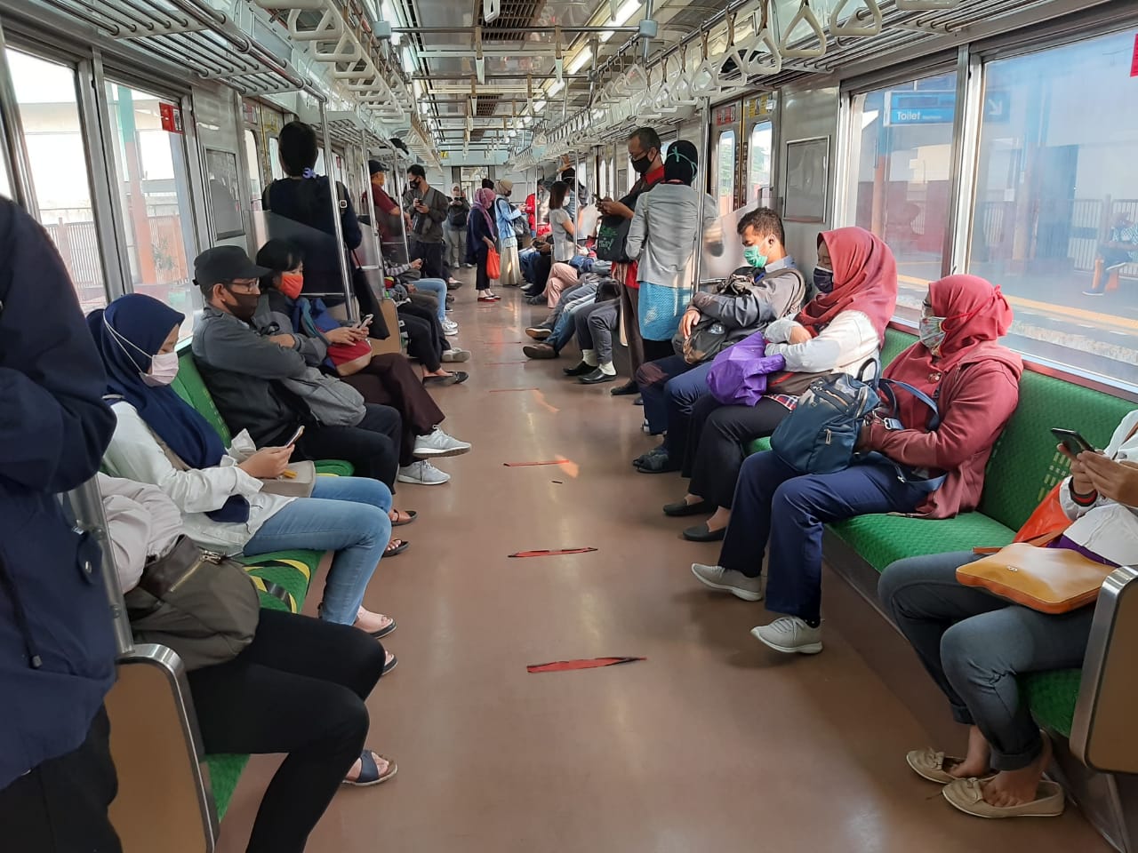 Petugas Batasi Jumlah Penumpang di Stasiun Poris